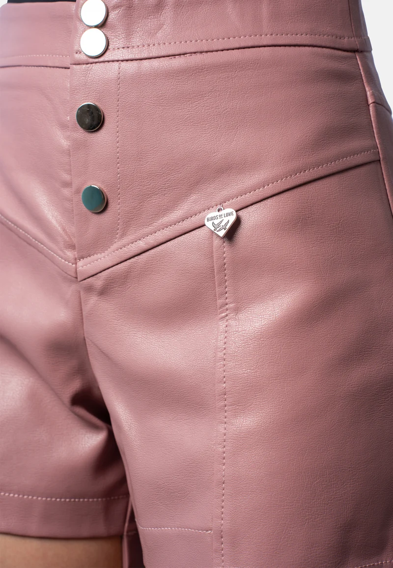 Sanna – vegane High-Waist Shorts aus Leder in pudrigem Rosé – Swiss Made