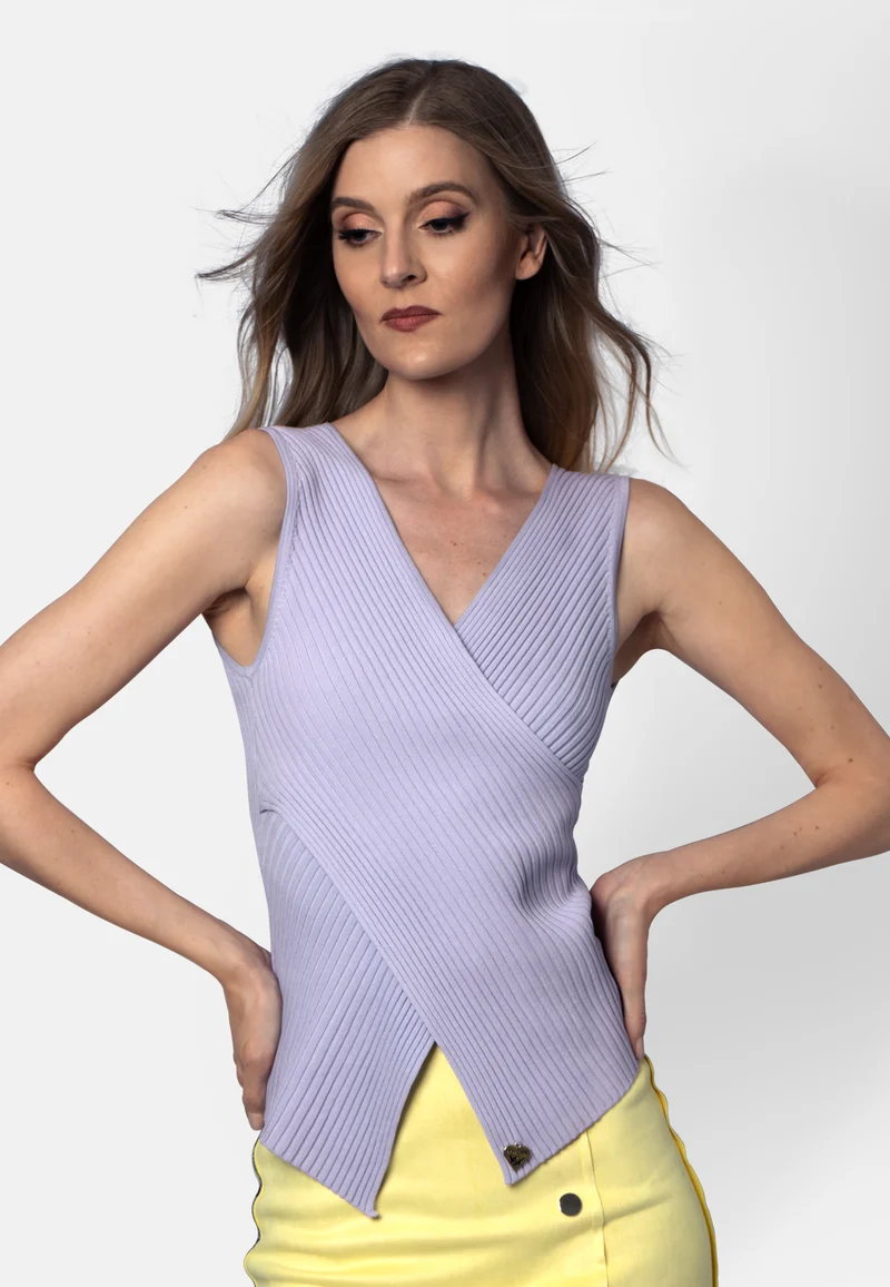 Mila – Ärmelloses Stricktop in Lavendel mit Wickeleffekt