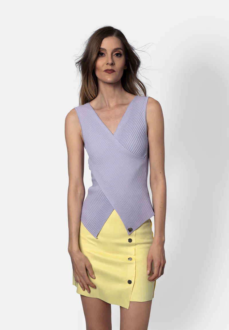 Mila – Ärmelloses Stricktop in Lavendel mit Wickeleffekt