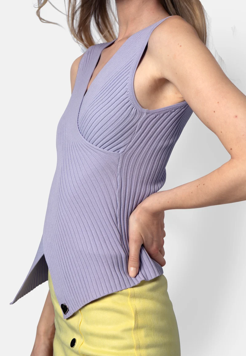 Mila – Ärmelloses Stricktop in Lavendel mit Wickeleffekt