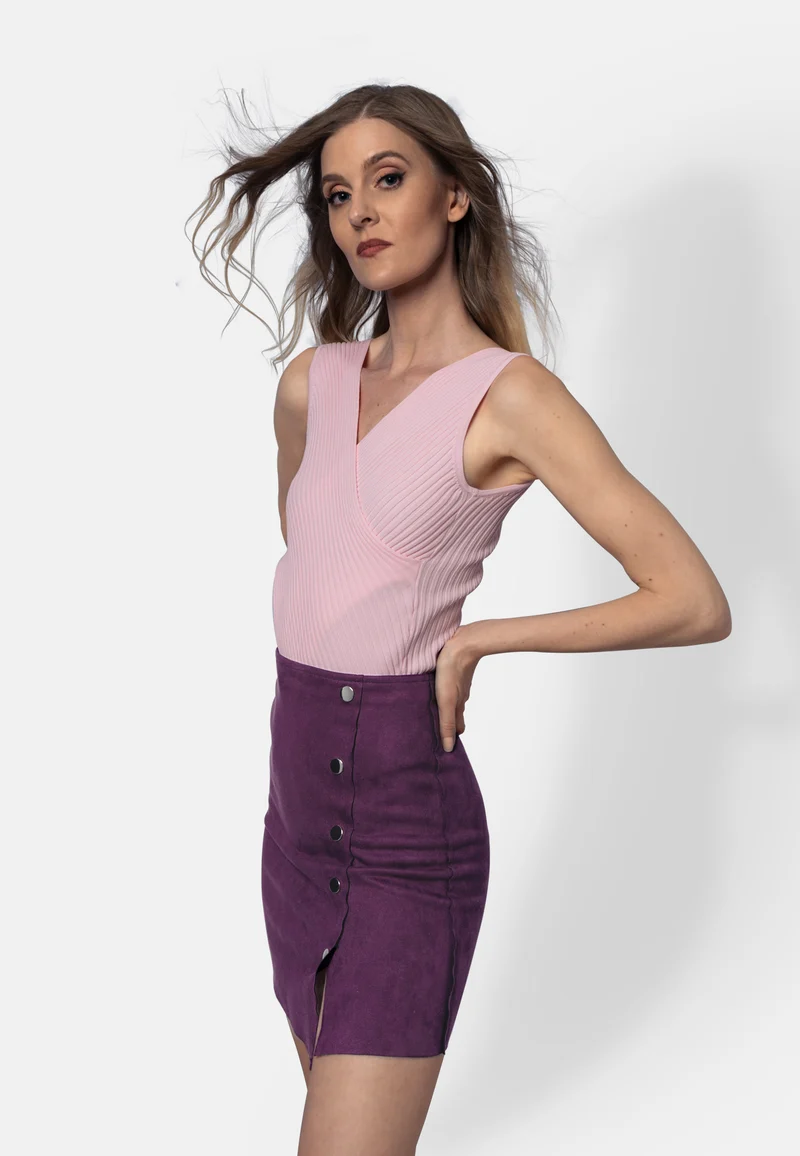 Mila – Ärmelloses Stricktop in Rosé mit Wickeleffekt