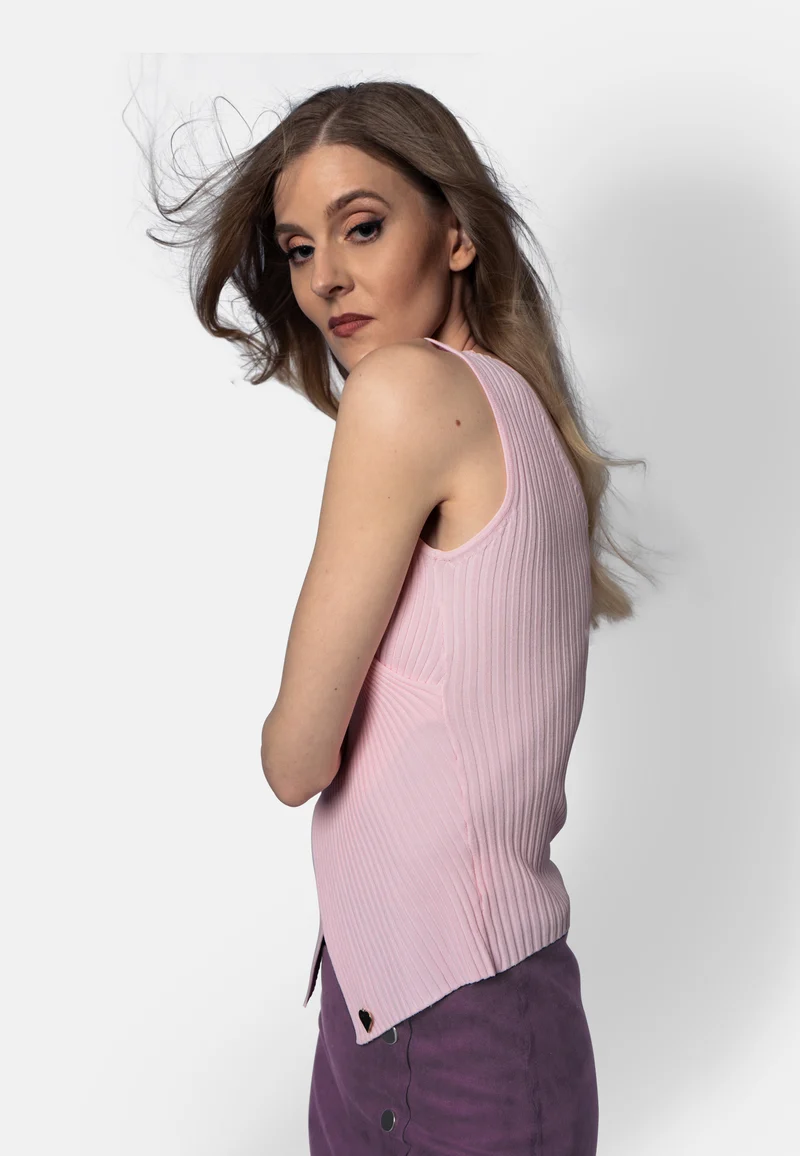 Mila – Ärmelloses Stricktop in Rosé mit Wickeleffekt