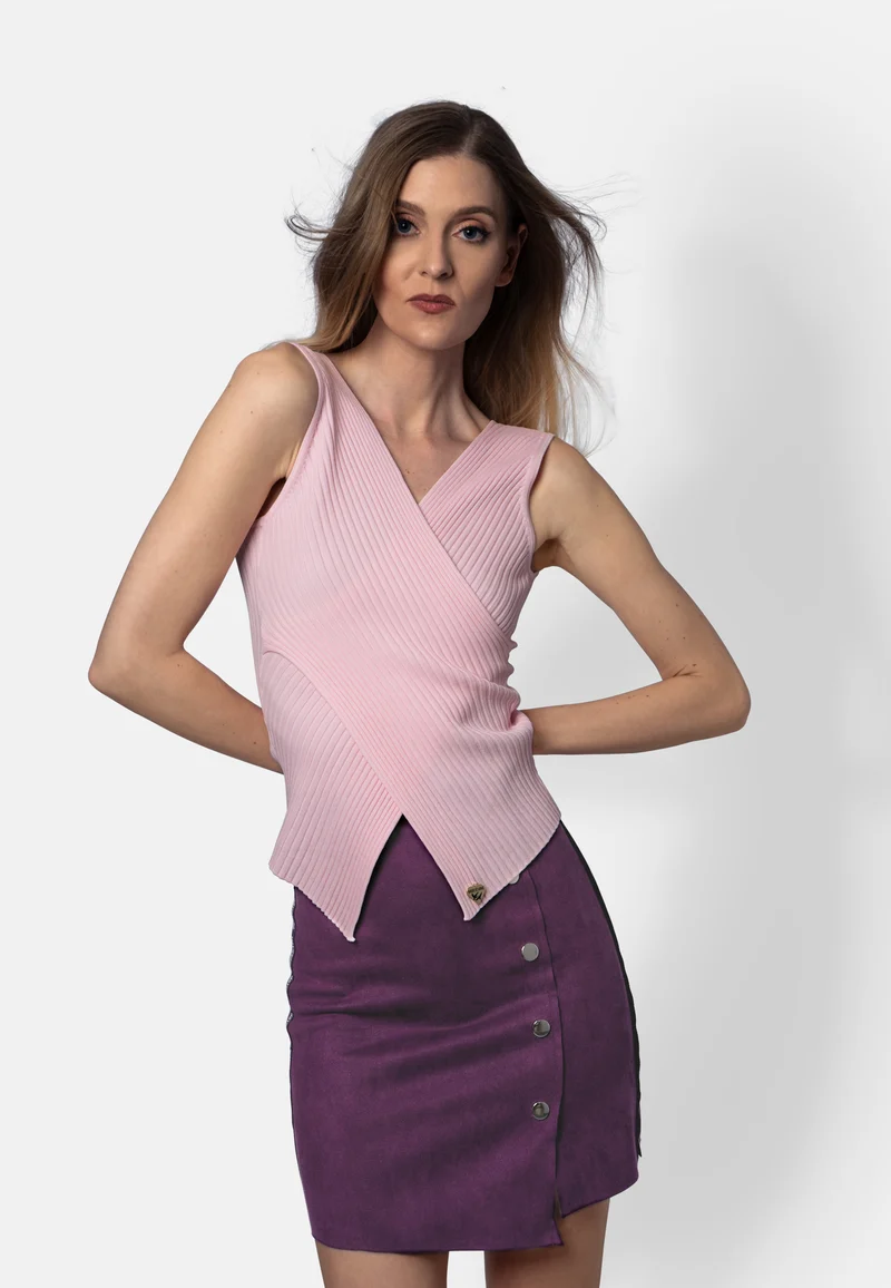 Mila – Ärmelloses Stricktop in Rosé mit Wickeleffekt