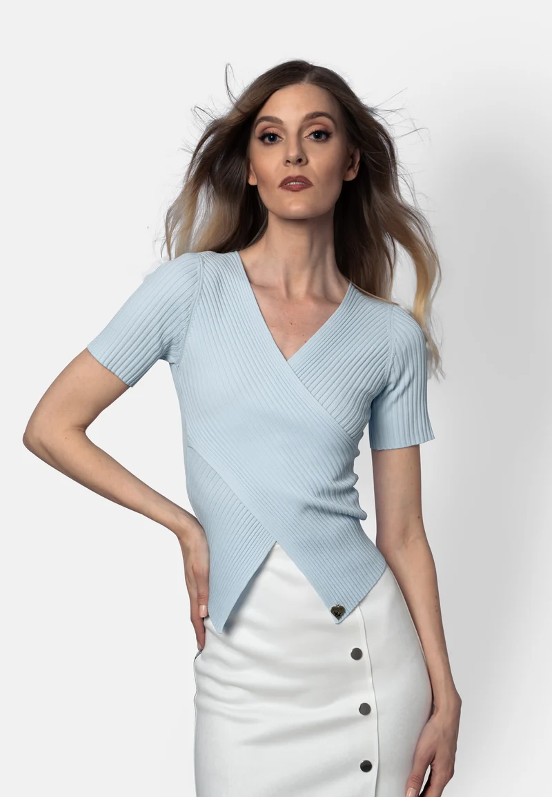 Lina – Hellblauer Rippstrick-Top mit Wickeleffekt