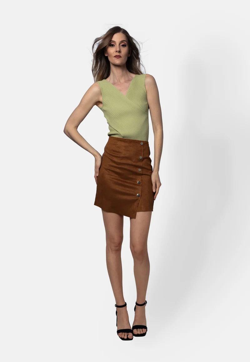 Mila – Ärmelloses Stricktop in Limettengrün mit Wickeleffekt