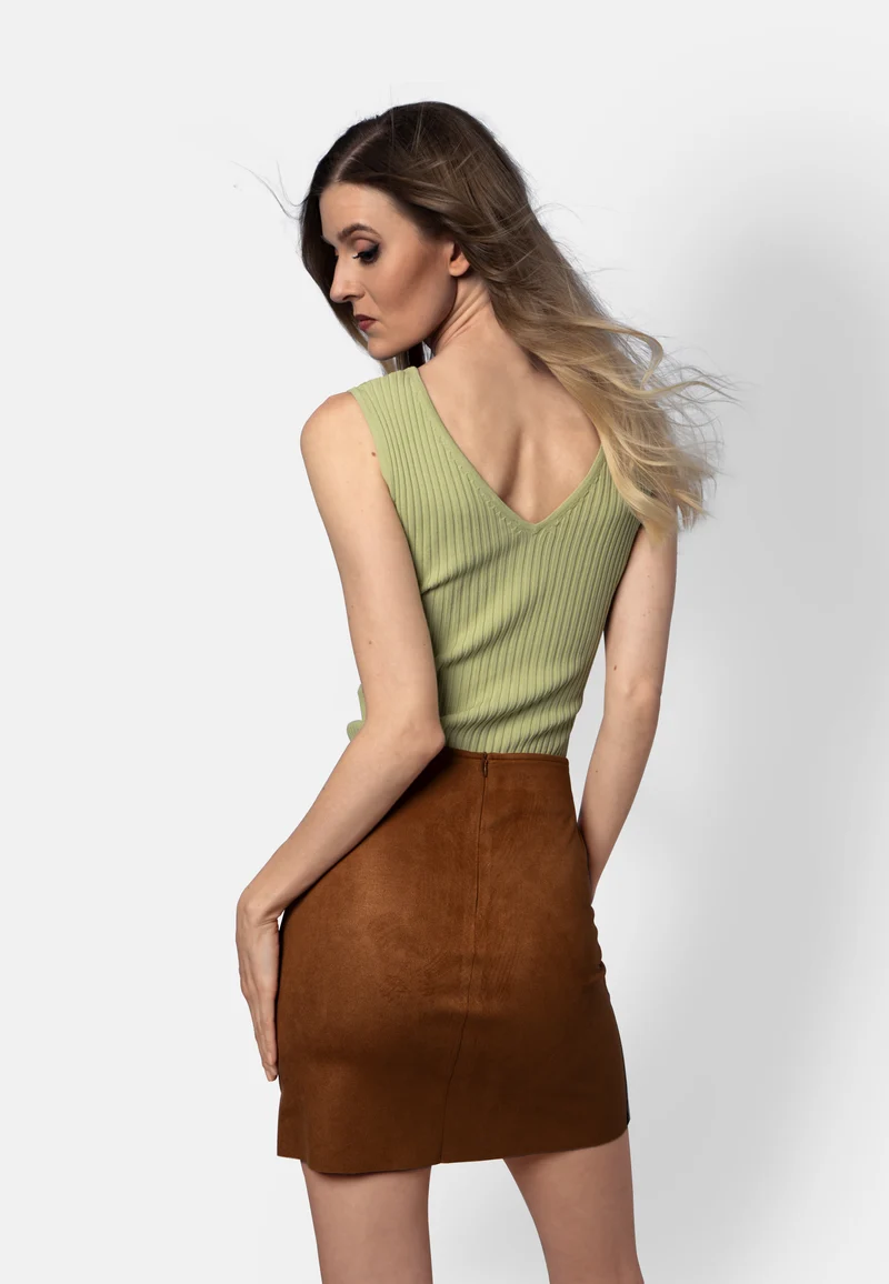 Mila – Ärmelloses Stricktop in Limettengrün mit Wickeleffekt