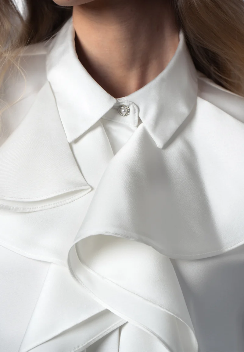 Colette – Weiße Bluse mit Jabot aus luxuriösem Baumwollsatin