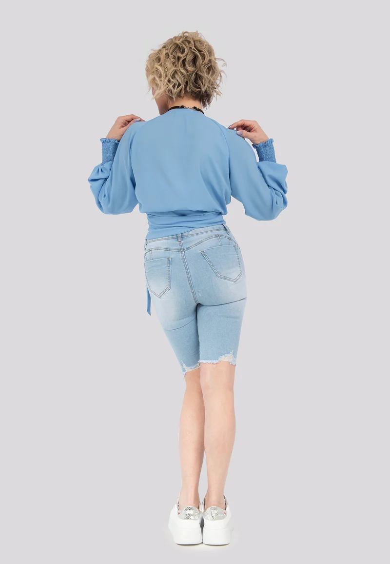 Zerrissene Denim-Bermudashorts mit Herz aus Strasssteinen