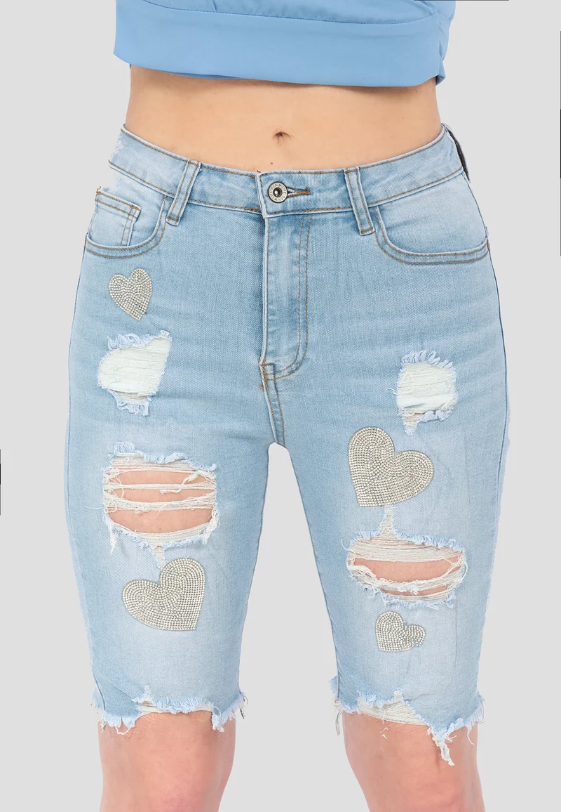 Zerrissene Denim-Bermudashorts mit Herz aus Strasssteinen