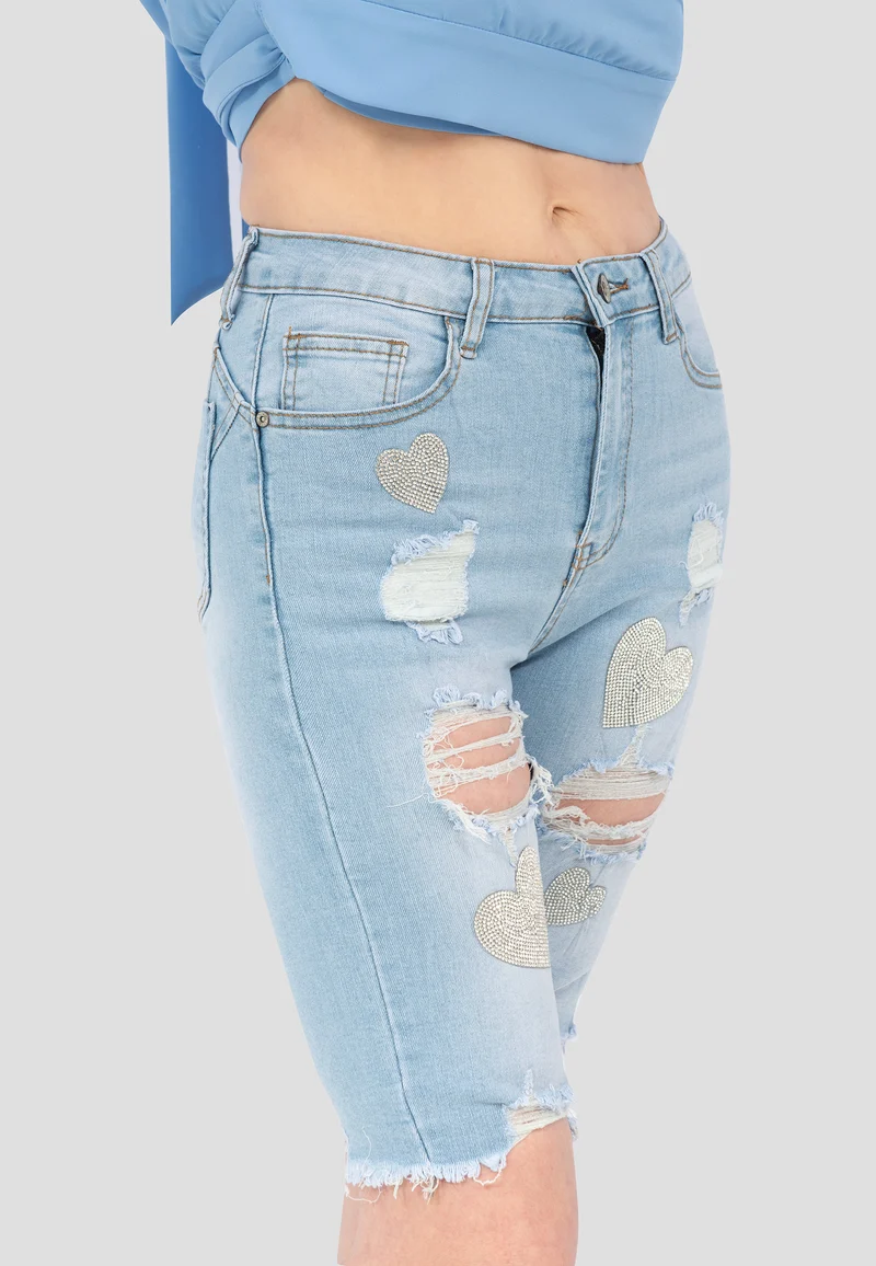 Zerrissene Denim-Bermudashorts mit Herz aus Strasssteinen