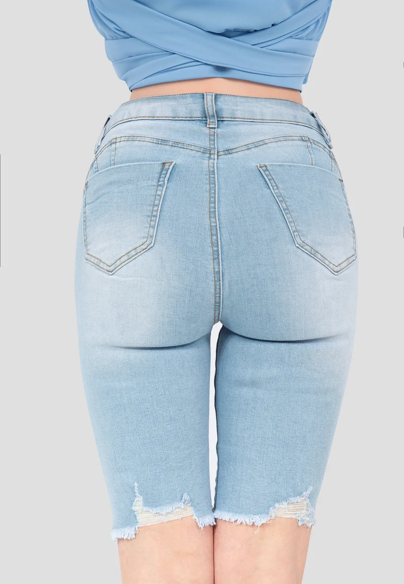 Zerrissene Denim-Bermudashorts mit Herz aus Strasssteinen