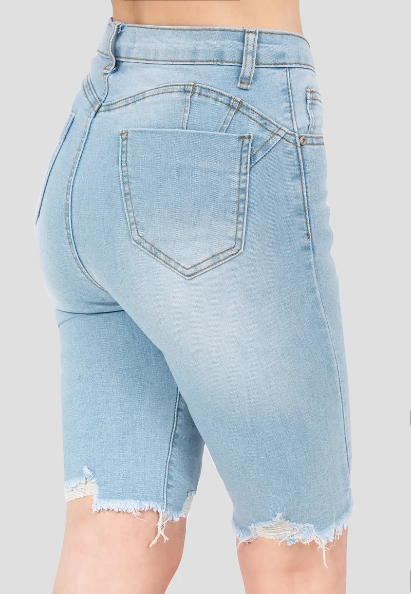 Zerrissene Denim-Bermudashorts mit Herz aus Strasssteinen