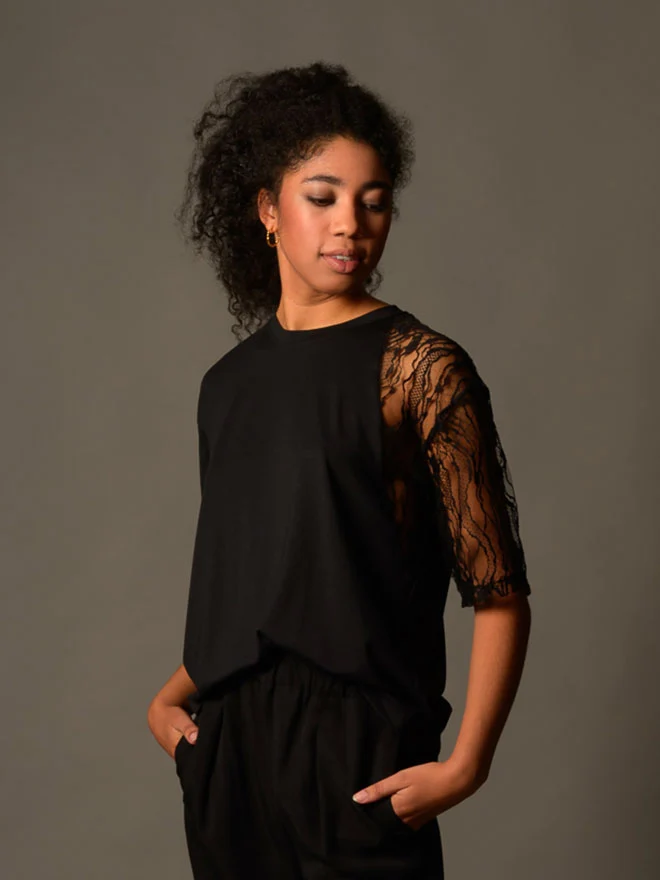 LACEY T-Shirt – loose fit mit französischer Spitze in Schwarz