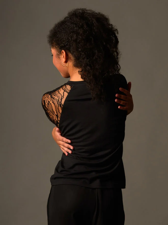 LACEY T-Shirt – loose fit mit französischer Spitze in Schwarz