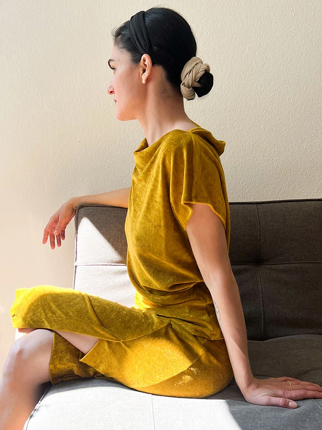ZOE - lockeres Top aus Haute Couture-Samt in Gold