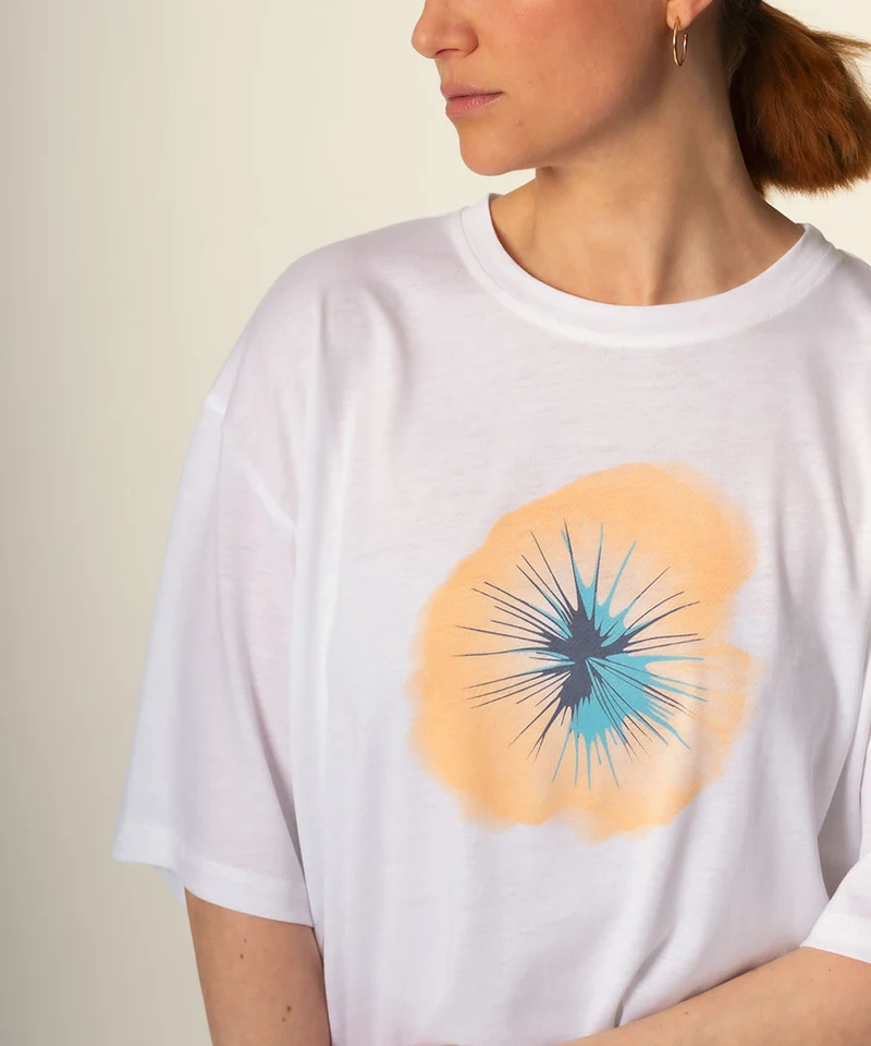 EHMI T-Shirt – Loose Fit in Weiß mit Blume