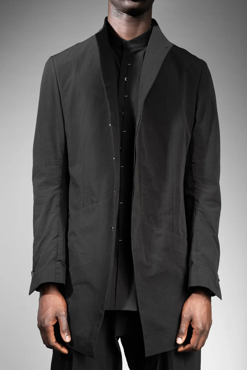 eigensinnig wien | Barnabas | Schwarzer Designer-Kurzmantel mit Stehkragen aus japanischer Baumwolle