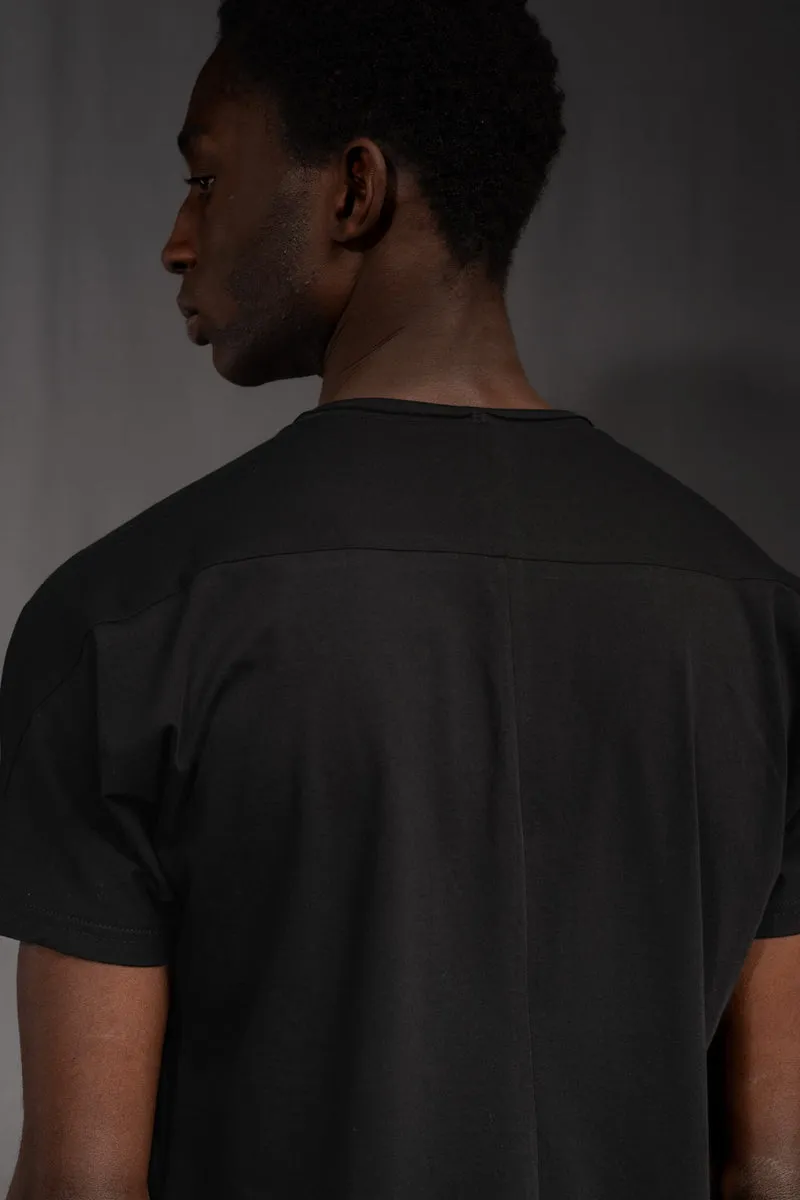 eigensinnig wien | Kuss | Außergewöhnlich geschnittenes Baumwoll-T-Shirt mit avantgardistischem Design