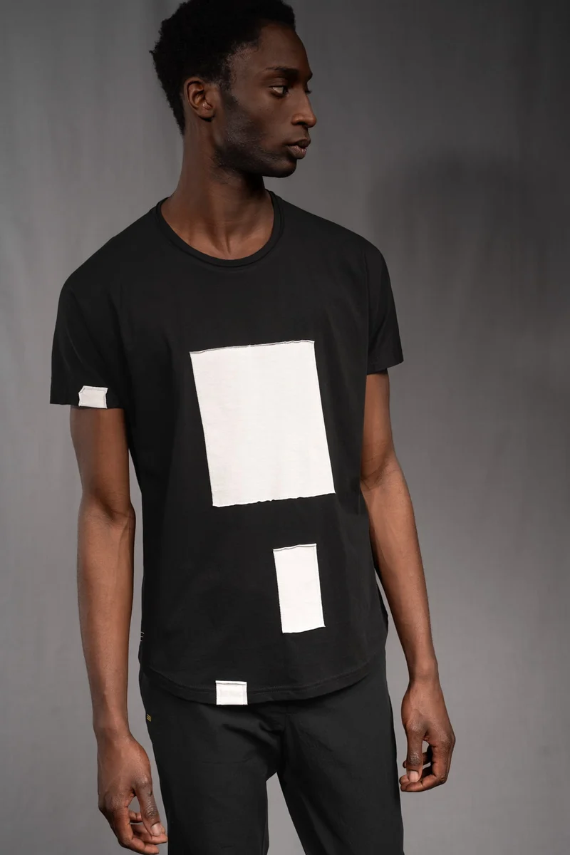 eigensinnig wien | Kuss | Außergewöhnlich geschnittenes Baumwoll-T-Shirt mit avantgardistischem Design
