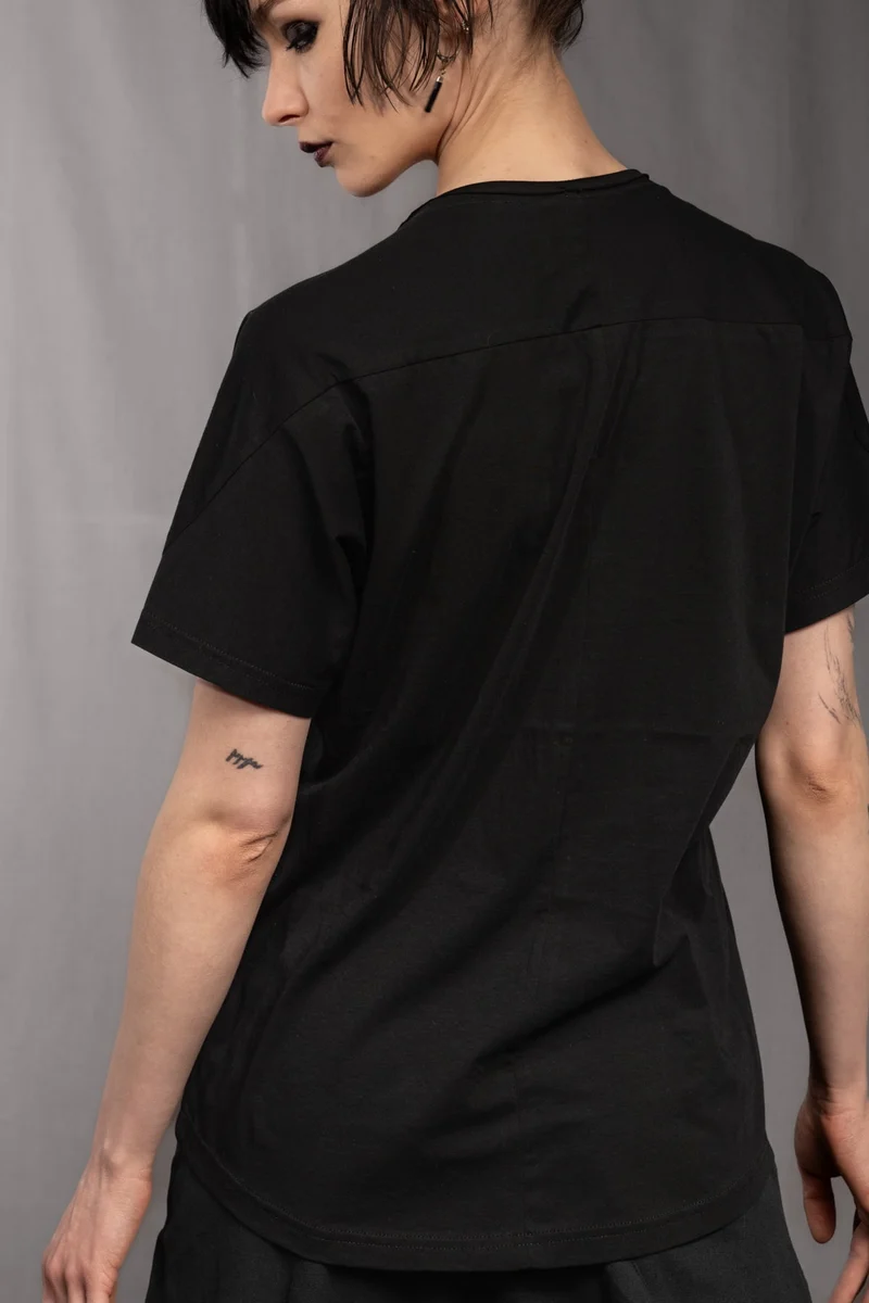 eigensinnig wien | Kuss | Außergewöhnlich geschnittenes Baumwoll-T-Shirt mit avantgardistischem Design