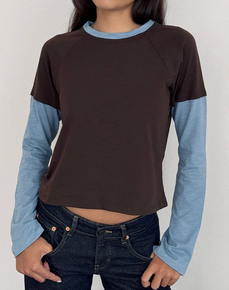 Enid Layered T-Shirt in Schokoladenbraun und Hellblau