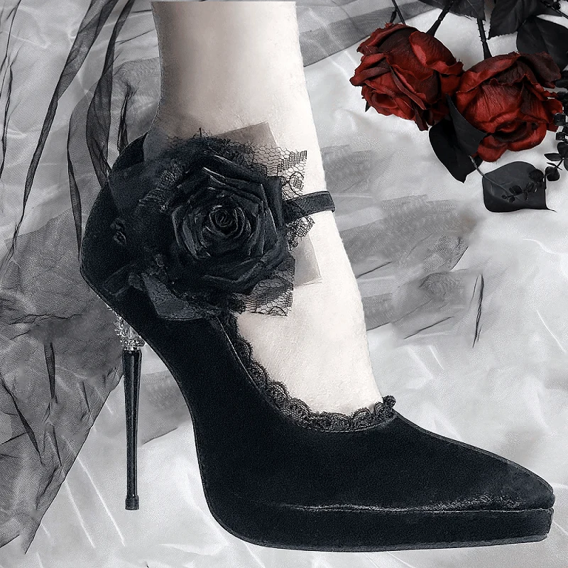 Gothic-Plateau-Stilettos für Damen mit Rosen-Spitzenbesatz und Knöchelriemen