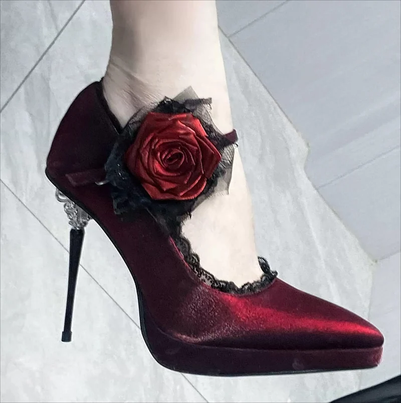 Gothic-Plateau-Stilettos für Damen mit Rosen-Spitzenbesatz und Knöchelriemen
