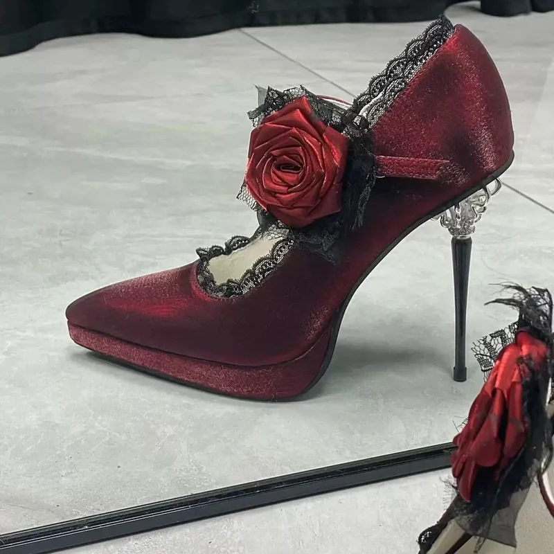 Gothic-Plateau-Stilettos für Damen mit Rosen-Spitzenbesatz und Knöchelriemen