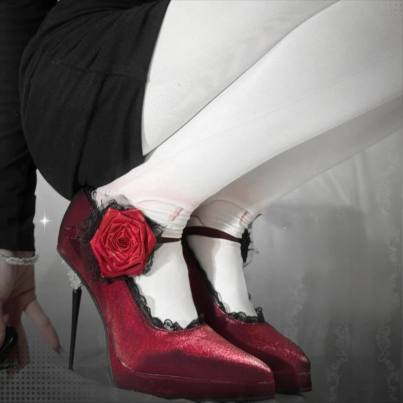 Gothic-Plateau-Stilettos für Damen mit Rosen-Spitzenbesatz und Knöchelriemen