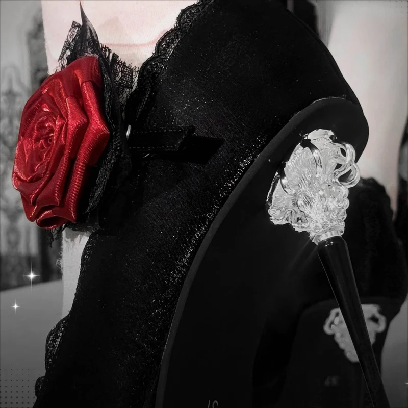 Gothic-Plateau-Stilettos für Damen mit Rosen-Spitzenbesatz und Knöchelriemen