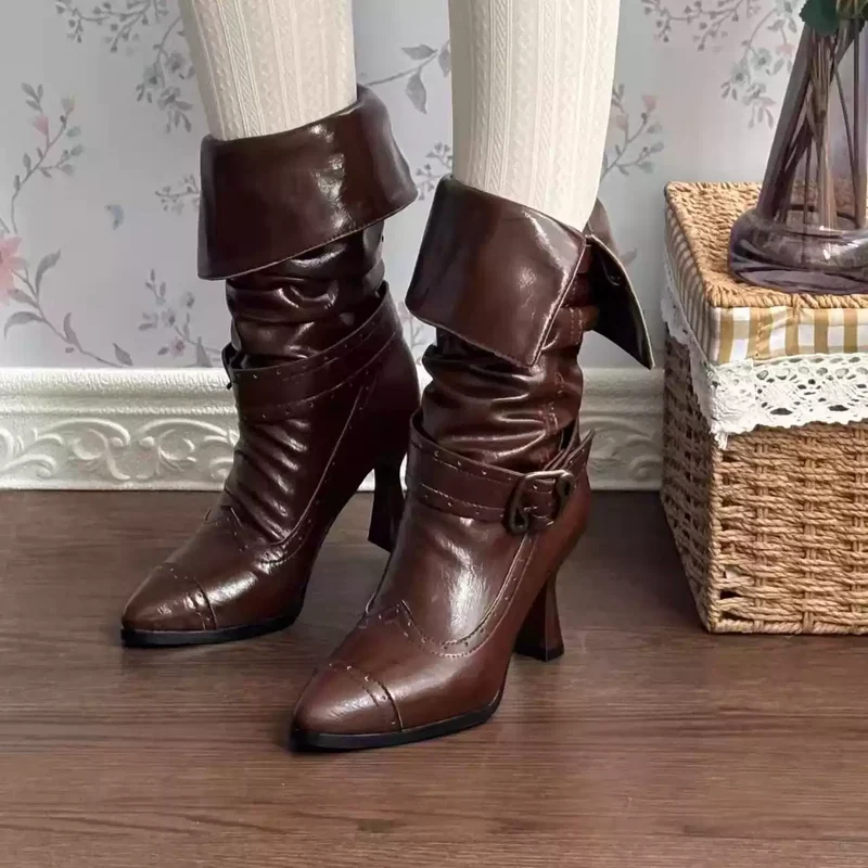 Gothic-Stiefeletten für Damen mit Schnallenriemen, Raffungen und spitzer Zehenpartie, hohem Absatz
