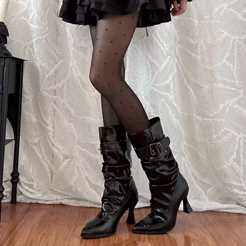 Gothic-Stiefeletten für Damen mit Schnallenriemen, Raffungen und spitzer Zehenpartie, hohem Absatz