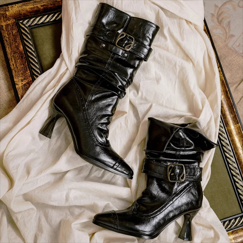 Gothic-Stiefeletten für Damen mit Schnallenriemen, Raffungen und spitzer Zehenpartie, hohem Absatz
