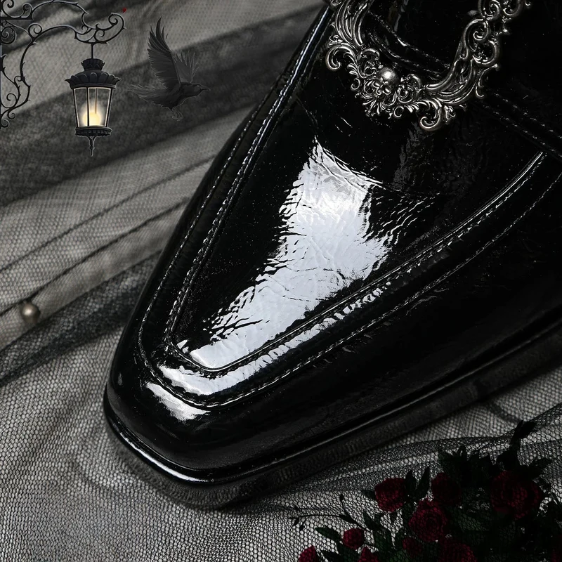 Gothic-Stil, verzierter Riemen mit Schnalle, zweifarbiger Blockabsatz für Damen
