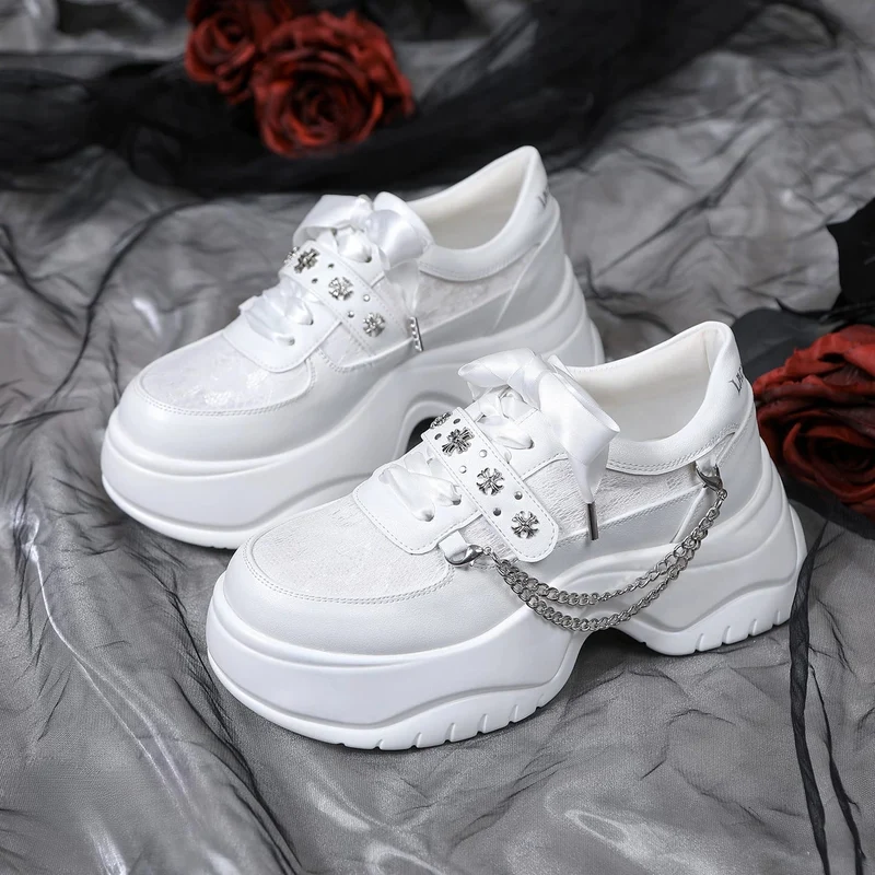 Gothic-Sneaker für Damen mit Kreuznieten und Schnürung, Plateausohle