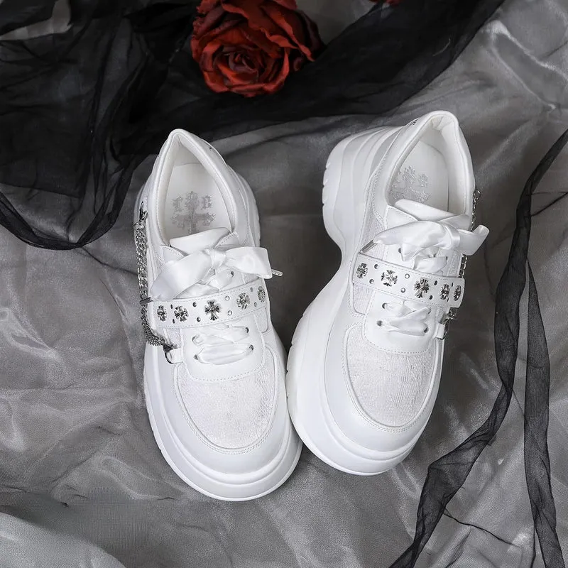 Gothic-Sneaker für Damen mit Kreuznieten und Schnürung, Plateausohle