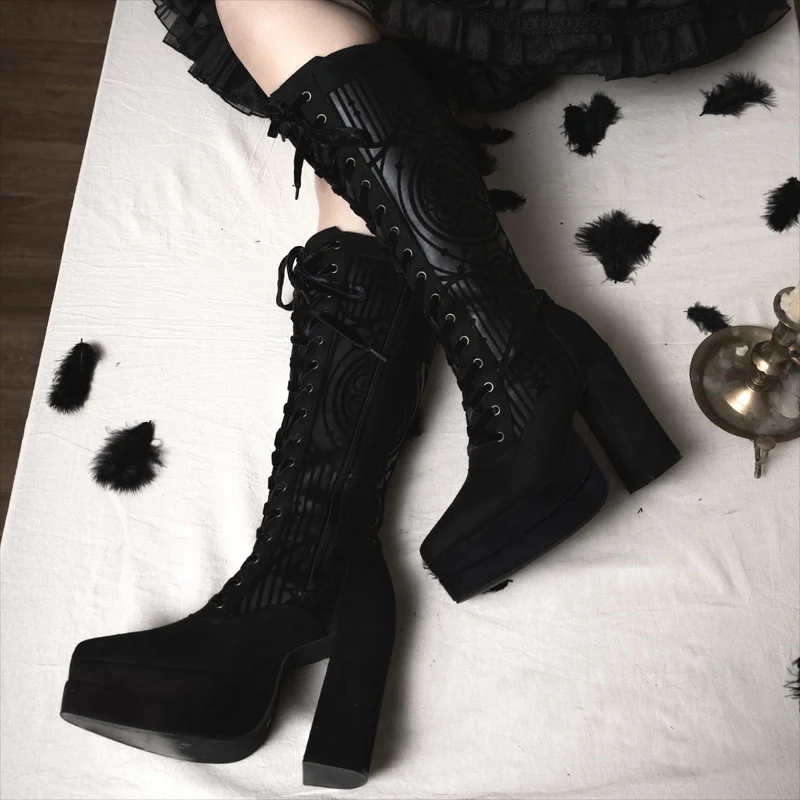 Gothic-Plateau-Schnürstiefel für Damen mit Buntglas-Print, kniehoch