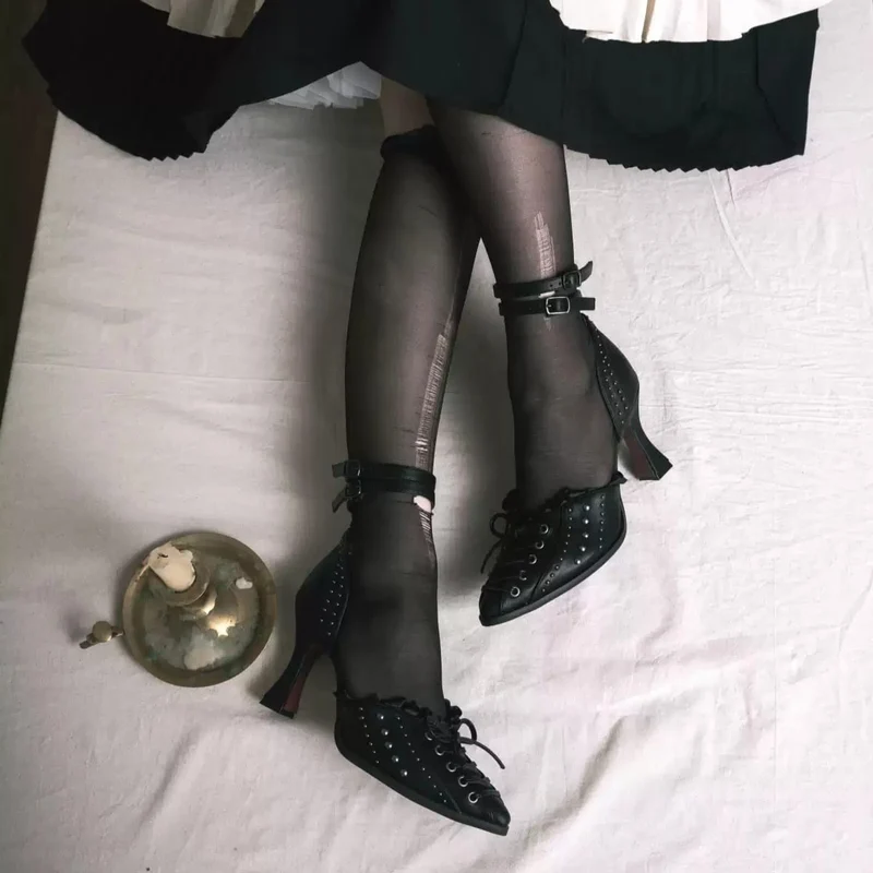 Gothic-Stilettos für Damen mit Nieten, Rüschen, Schnürung und Knöchelriemen