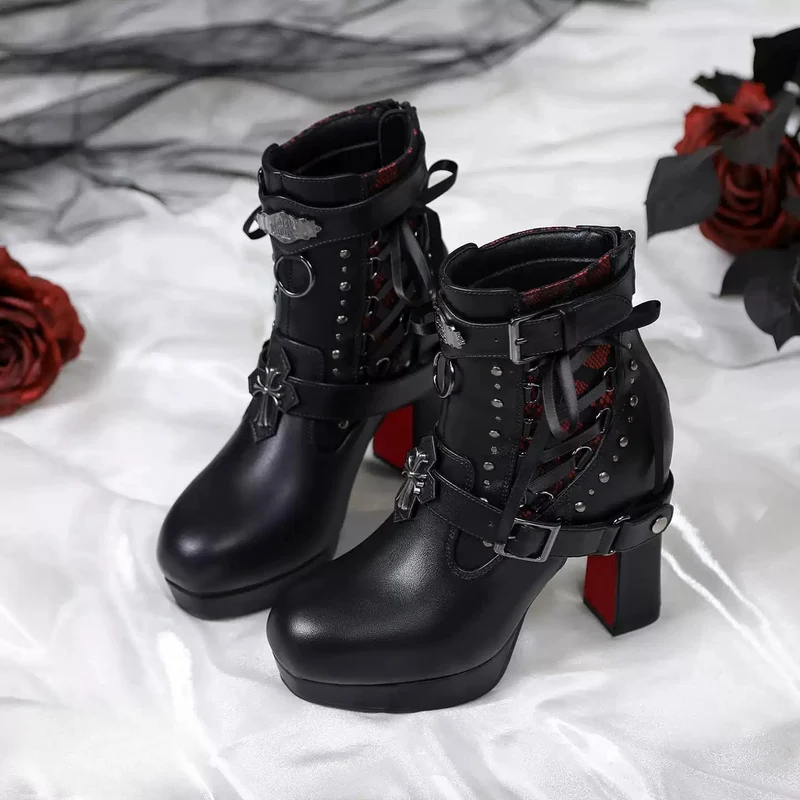 Gothic-Stiefeletten für Damen mit gekreuzten Schnallenriemen, Schnürung und zweifarbiger Plateausohle