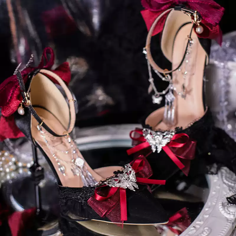 Gothic-Stilettos für Damen mit Ketten- und Schleifenverzierung, zweifarbig, mit Knöchelriemen