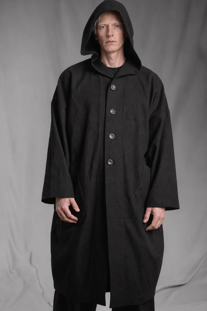 eigensinnig wien | Salzzähler | Schwarzer Designer-Oversize-Mantel mit Kapuze aus japanischem Wollmix