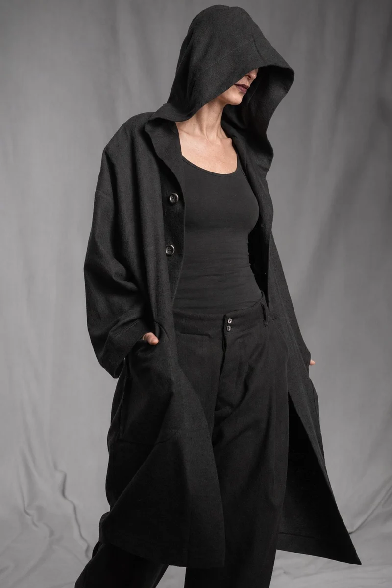 eigensinnig wien | Salzzähler | Schwarzer Designer-Oversize-Mantel mit Kapuze aus japanischem Wollmix