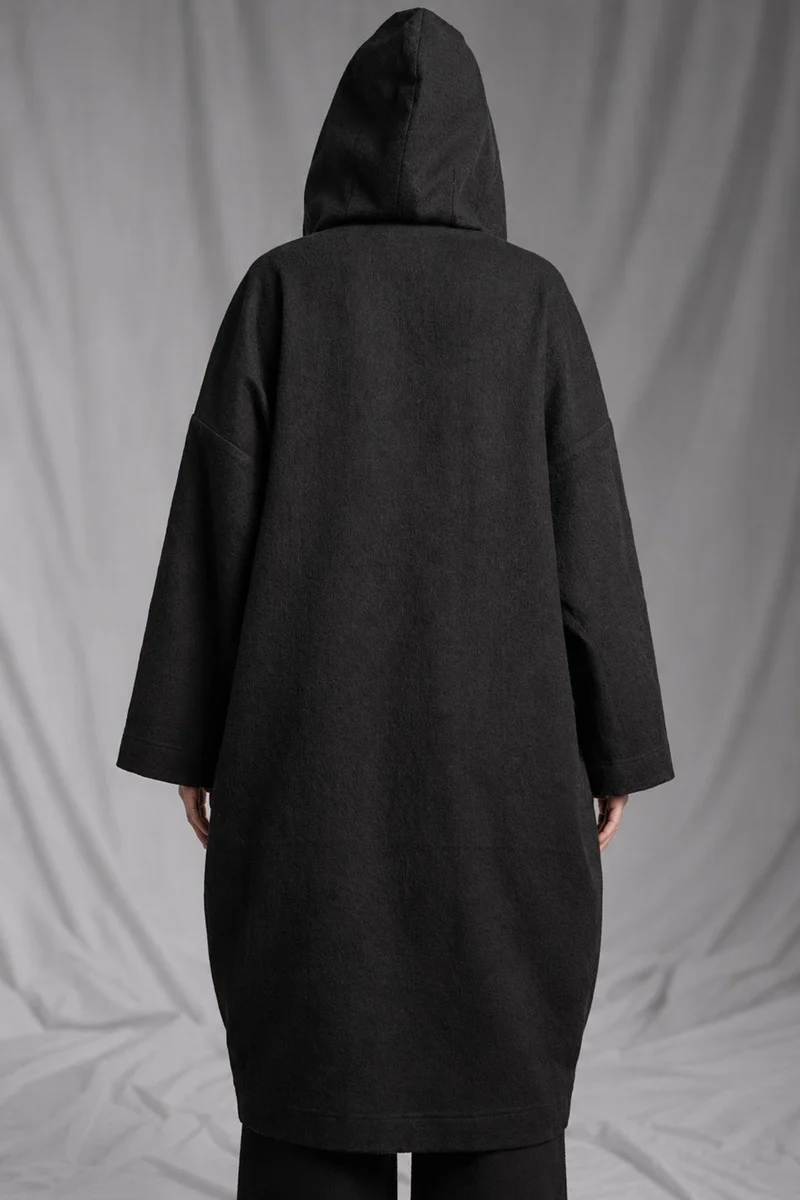 eigensinnig wien | Salzzähler | Schwarzer Designer-Oversize-Mantel mit Kapuze aus japanischem Wollmix