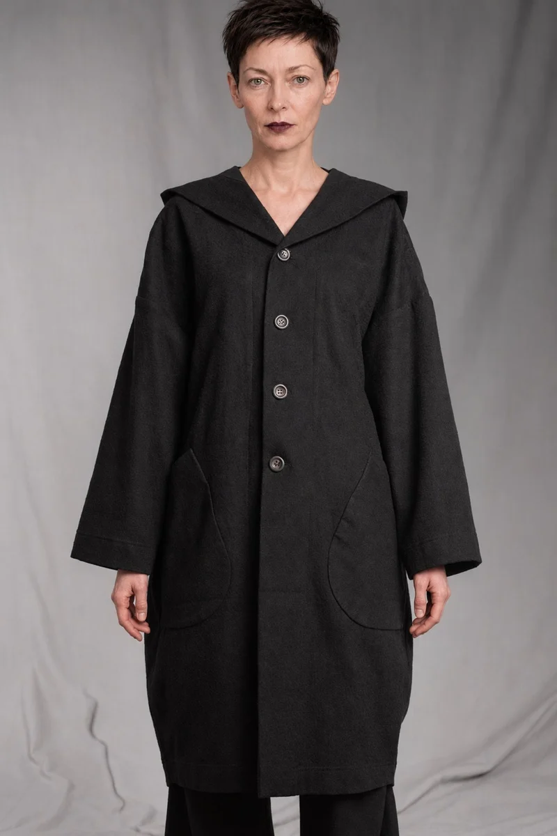 eigensinnig wien | Salzzähler | Schwarzer Designer-Oversize-Mantel mit Kapuze aus japanischem Wollmix