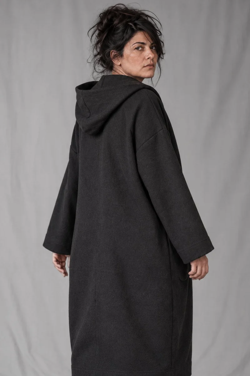 eigensinnig wien | Salzzähler | Schwarzer Designer-Oversize-Mantel mit Kapuze aus japanischem Wollmix