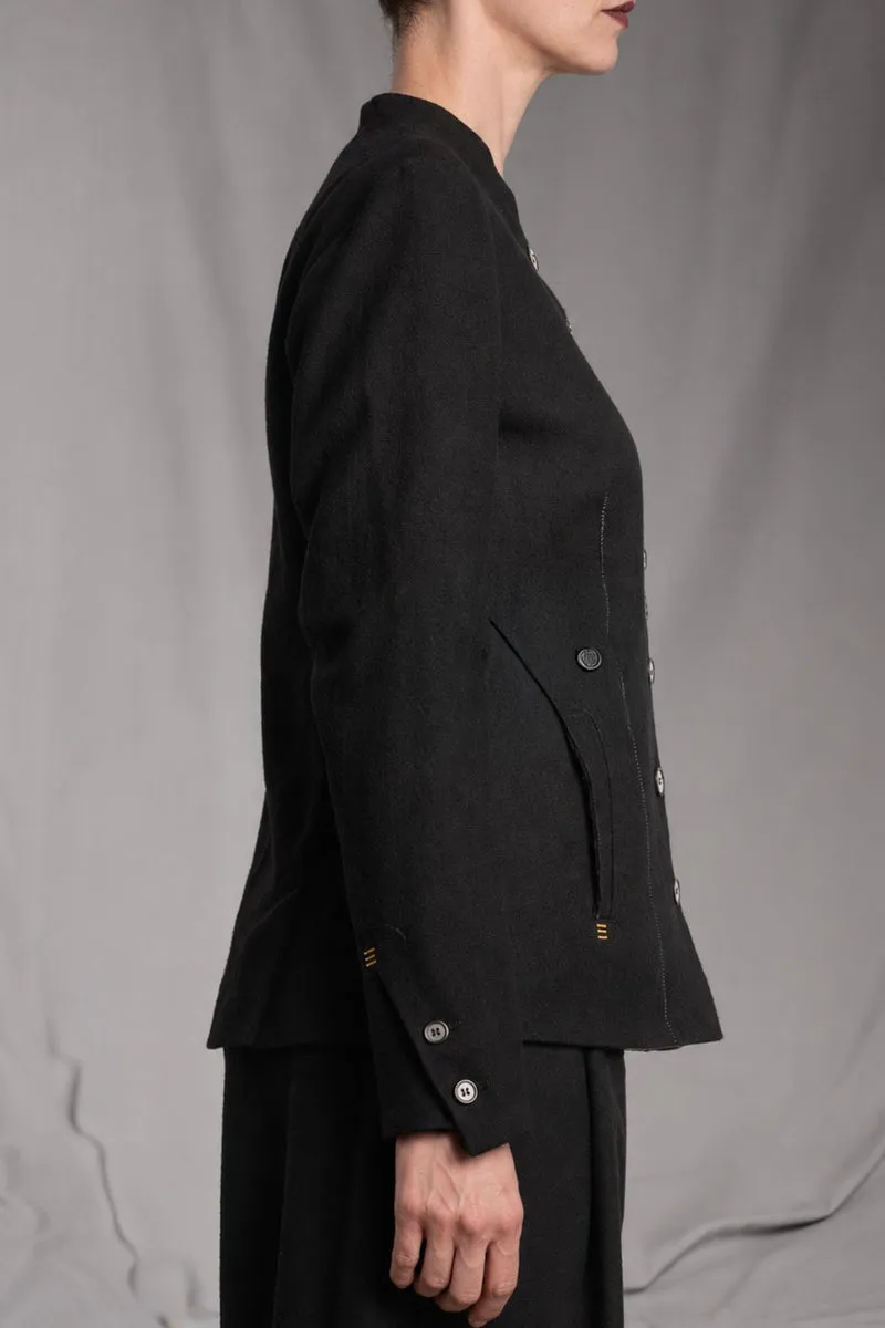 eigensinnig wien | Sontag | Unkonventionelle schwarze Designer-Damenjacke mit Stehkragen aus italienischer Wolle