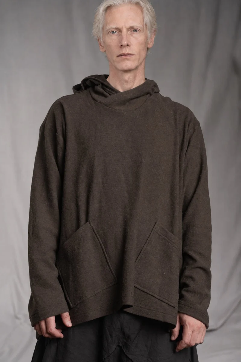 eigensinnig wien | Breed | Avantgardistischer Designer-Strickhoodie aus Wolle in Braun