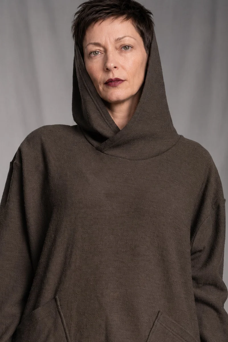 eigensinnig wien | Breed | Avantgardistischer Designer-Strickhoodie aus Wolle in Braun