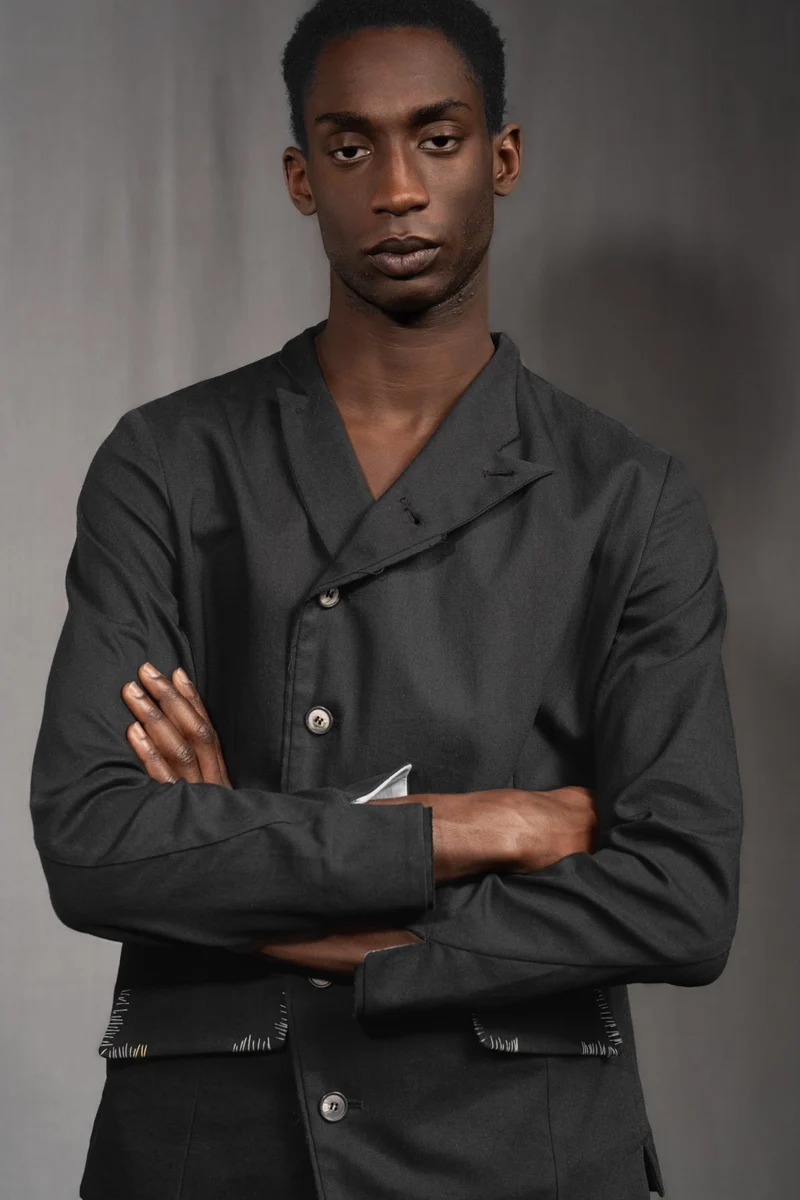 eigensinnig wien | Zweig | Asymmetrisches Herren Designersakko mit Stehkragen aus Baumwolle in Schwarz