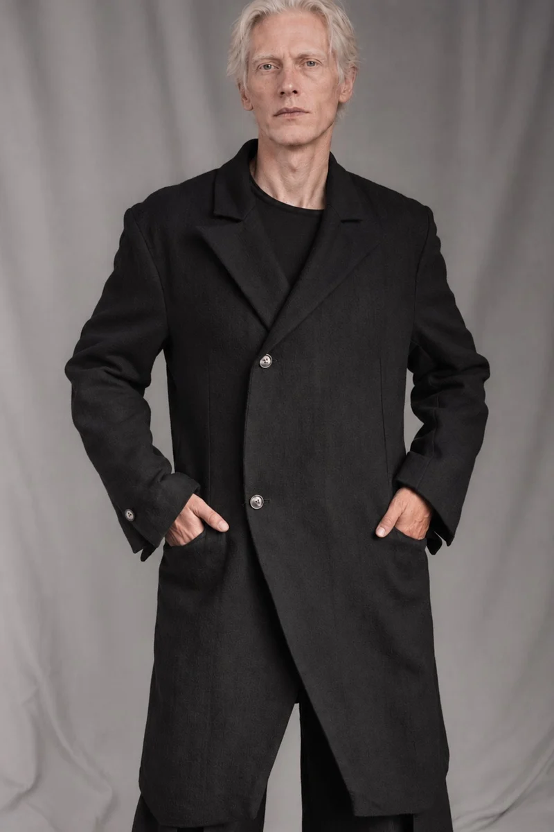 eigensinnig wien | Pesquet | Schwarzer Designer-Mantel für Herren aus reiner Wolle